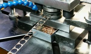 Холодная и горячая штамповка металла — в чём разница и какие преимущества у каждой технологии