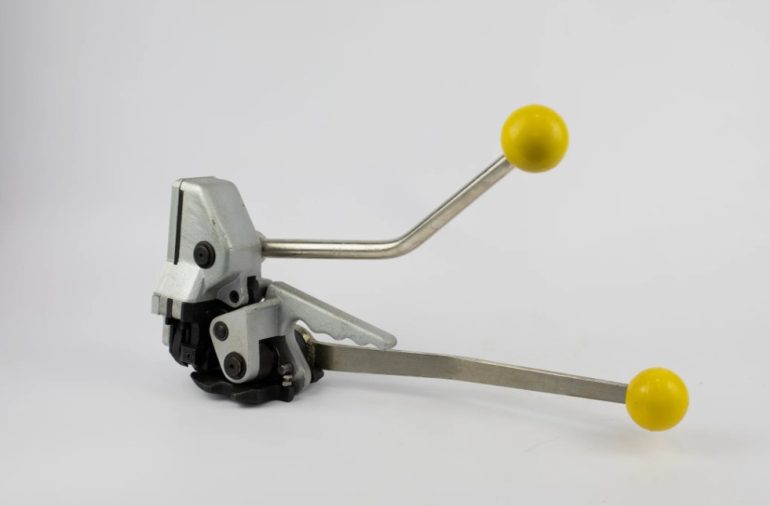 Как инструмент для обвязки стальной лентой помогает ускорить отгрузку паллет на складе